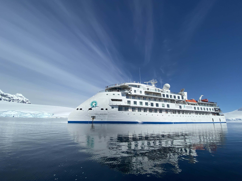 The duo kite-skiing 4000 kilometres across Antarctica for science