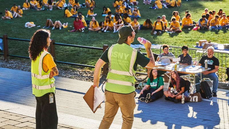 Артист театра абсурда готовит жителей Нью-Йорка к климатическим катастрофам