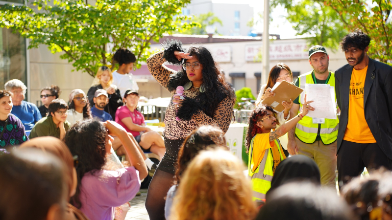 Артист театра абсурда готовит жителей Нью-Йорка к климатическим катастрофам