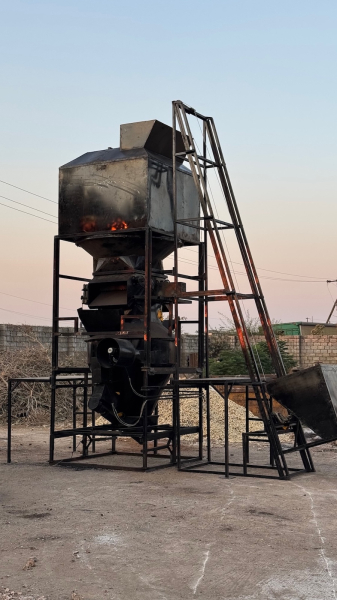 Эта новая машина производит биоуголь, аккумулирующий углерод, по более низкой цене.